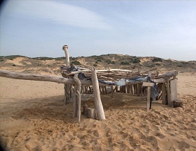 "Gebaut" wohl im Sommer, natürlich ohne einen einzigen Nagel, Schraube etc zu verwenden. Alles vom Strand zusammengesucht.