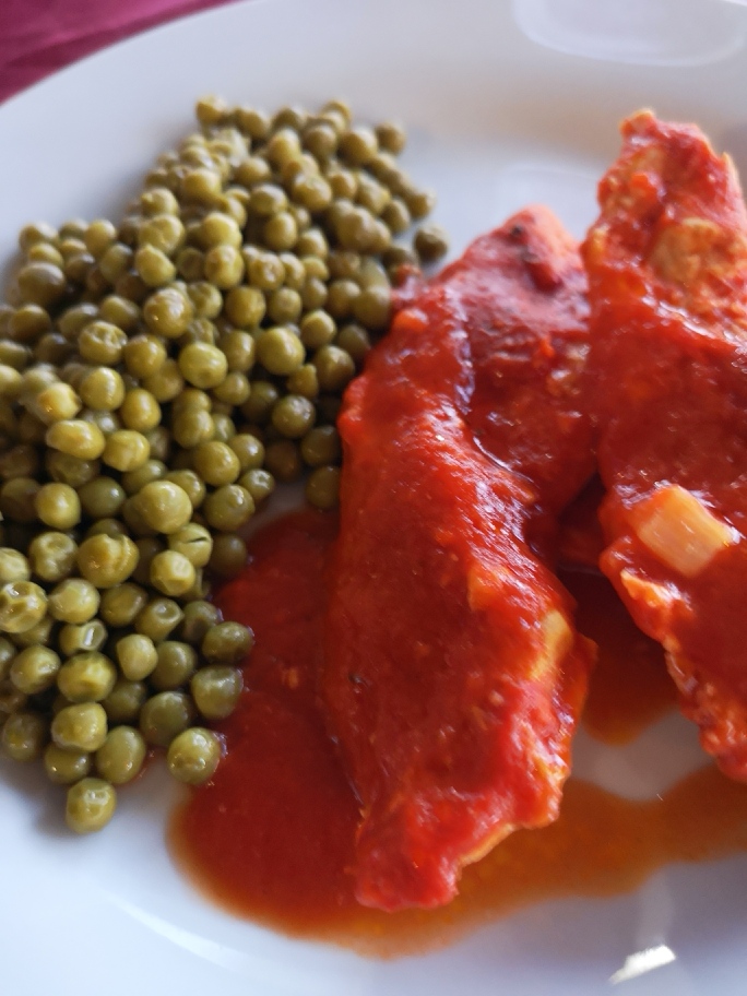 Unter der Tomate verbirgt sich ein "Pollo"